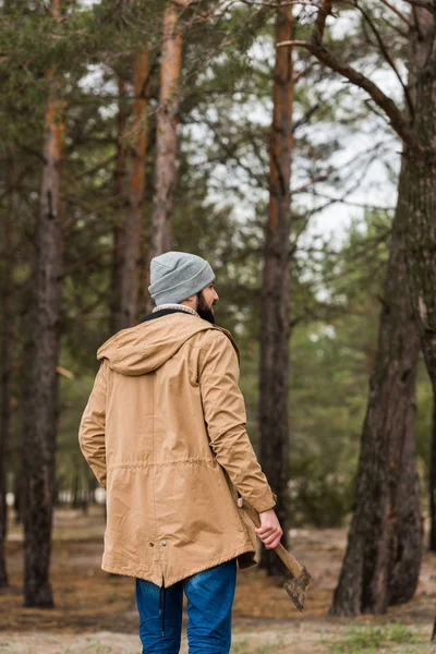 Hombre con hacha en el bosque - foto de stock