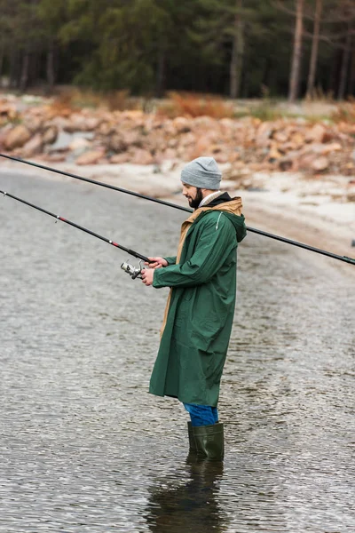 Uomo pesca sul lago — Foto stock