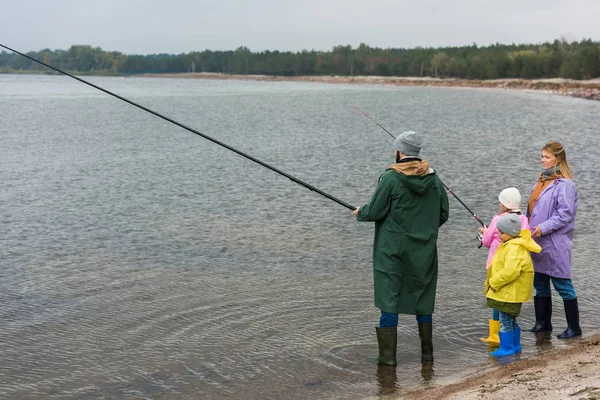 Family fishing together — Stock Photo