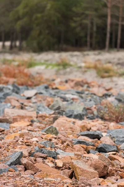 Rocas de granito rojo y gris - foto de stock