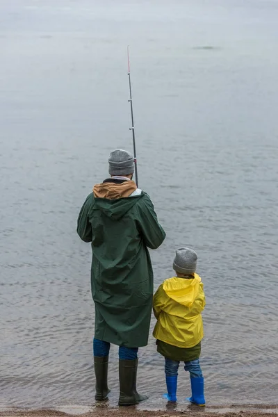 Padre e figlio pesca insieme — Foto stock