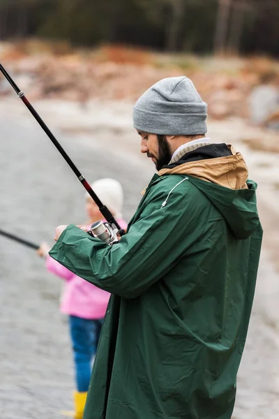 Pai e filha pesca juntos — Fotografia de Stock