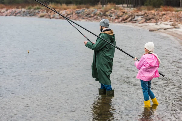 Padre e hija pescando juntos - foto de stock