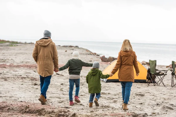 Famiglia che ha campo in riva al mare — Foto stock