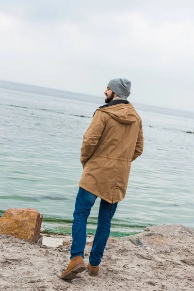 Одинокий человек, смотрящий на море — стоковое фото