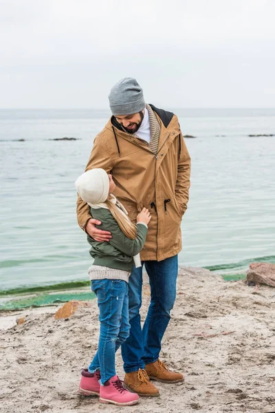 Padre e hija en la orilla del mar - foto de stock