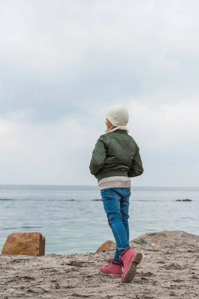 Fille regardant la mer — Photo de stock