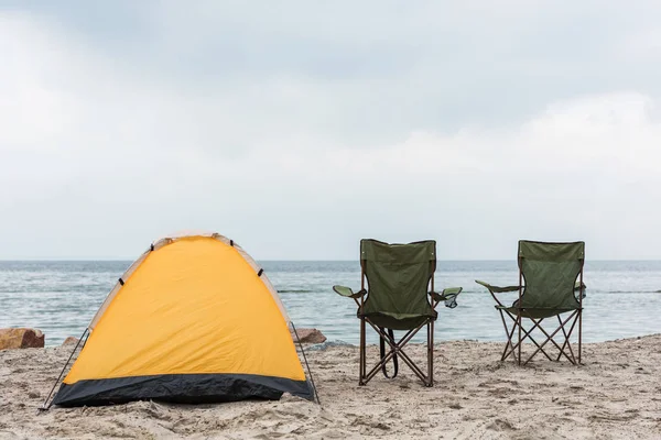 Палатка для кемпинга на море — стоковое фото