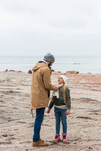 Батько і дочка на березі моря — стокове фото