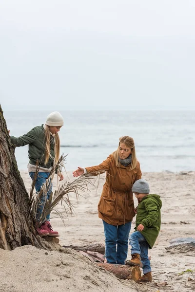 Madre e figli in riva al mare — Foto stock
