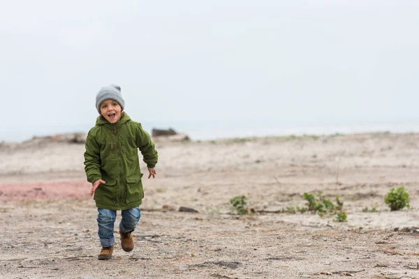 Хлопчик біжить на березі моря — стокове фото