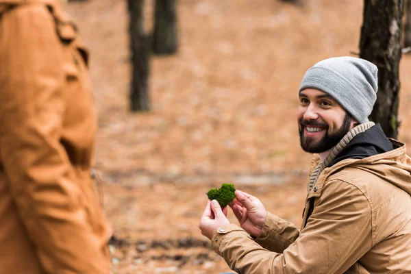 Couple passe du temps ensemble dans la forêt — Photo de stock