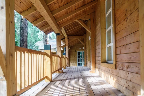 Terrasse dans maison de campagne moderne — Photo de stock