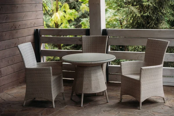 Chaises sur terrasse dans maison de campagne — Photo de stock