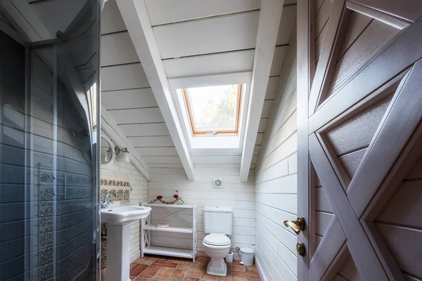 Salle de bain dans maison de campagne — Photo de stock