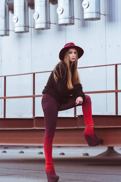 Frau mit weinrotem Hut und Herbst-Outfit — Stockfoto