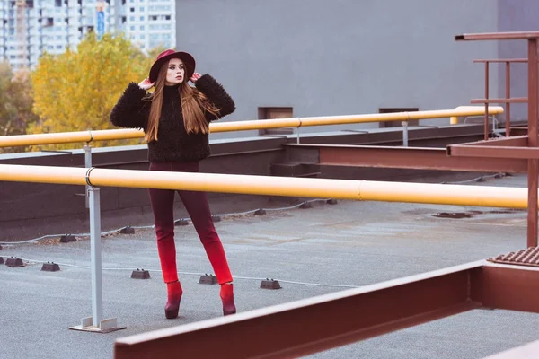 Woman on roof — Stock Photo