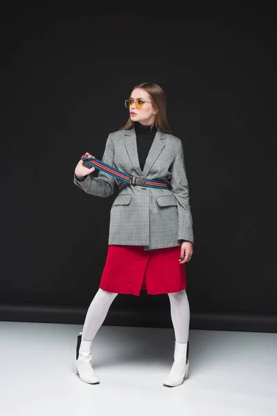 Mujer en chaqueta gris y falda roja — Stock Photo