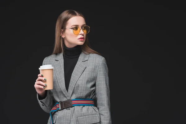 Donna con caffè in tazza di carta — Stock Photo