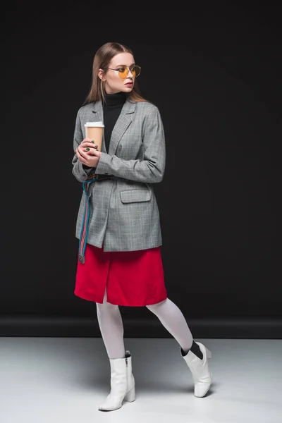 Frau mit Kaffee in Pappbecher — Stockfoto