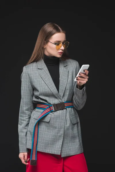 Mujer mirando el teléfono inteligente - foto de stock