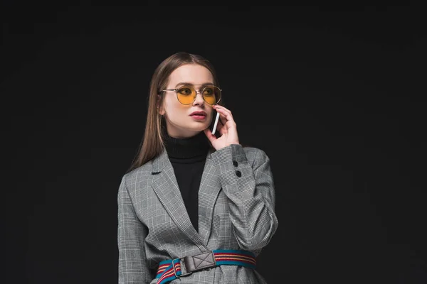 Mujer hablando por teléfono inteligente - foto de stock