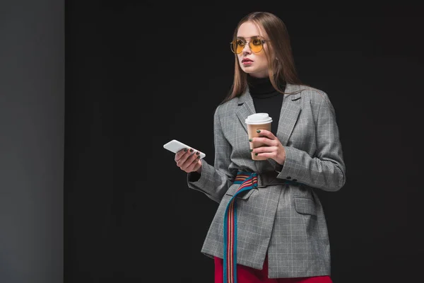 Mulher de pé com smartphone e xícara de café — Fotografia de Stock