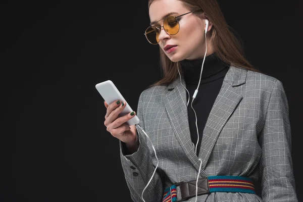 Femme écoute de la musique avec smartphone — Photo de stock