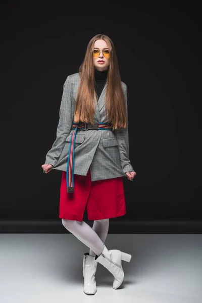 Mujer en chaqueta gris y falda roja - foto de stock