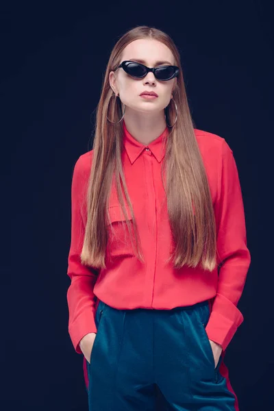 Mujer en camisa roja y gafas de sol negras - foto de stock