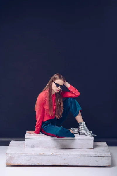 Chica en las escaleras - foto de stock