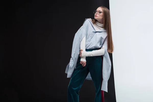 Mujer posando en traje de otoño - foto de stock