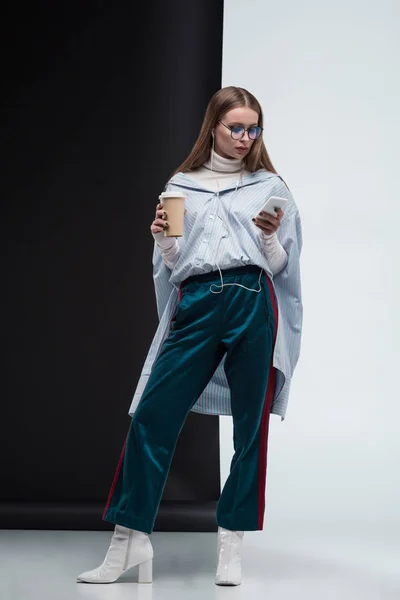 Fille élégante avec smartphone et café — Photo de stock