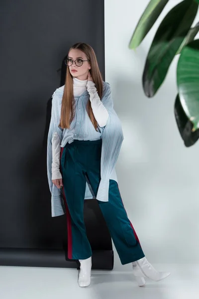 Mujer en elegante traje de otoño - foto de stock