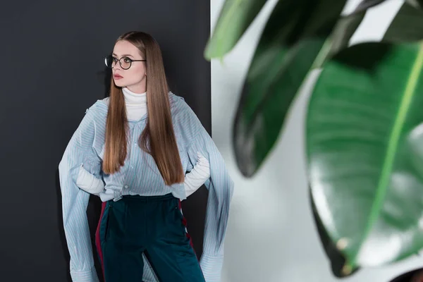 Mulher em roupa de outono elegante — Fotografia de Stock