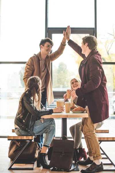 Männliche Freunde geben High Five — Stockfoto