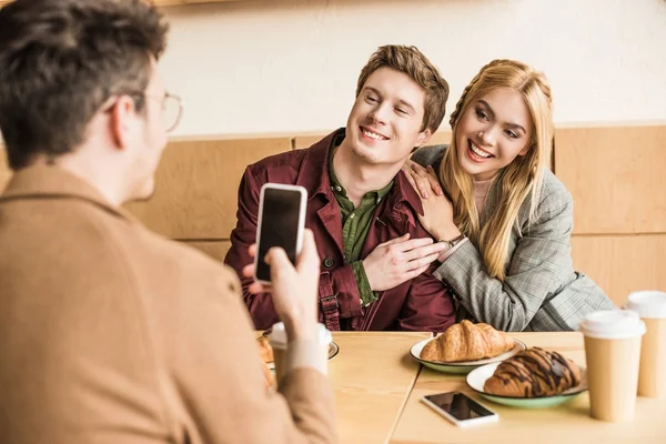 Hombre tomando fotos de amigos - foto de stock