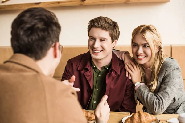 Friends spending time together — Stock Photo
