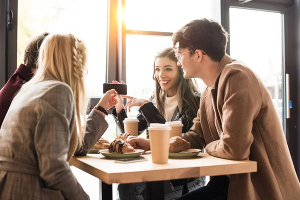 Ragazza che mostra qualcosa su smartphone — Foto stock