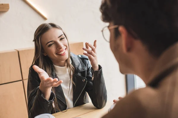 Paar unterhält sich im Café — Stockfoto