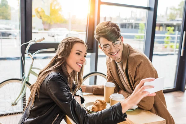 Couple taking selfie — Stock Photo