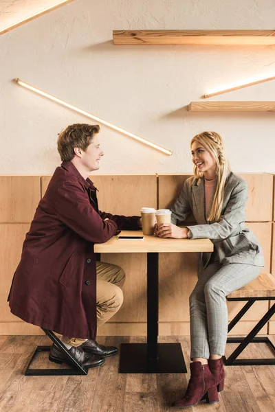 Coppia seduta con caffè in caffetteria — Foto stock