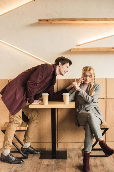 Ragazza che parla da smartphone in caffè — Foto stock