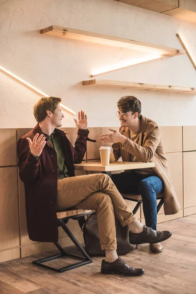 Hombres sentados en la cafetería - foto de stock