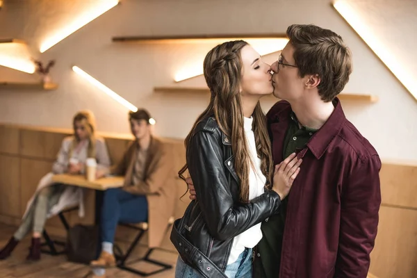 Pareja besándose en café - foto de stock