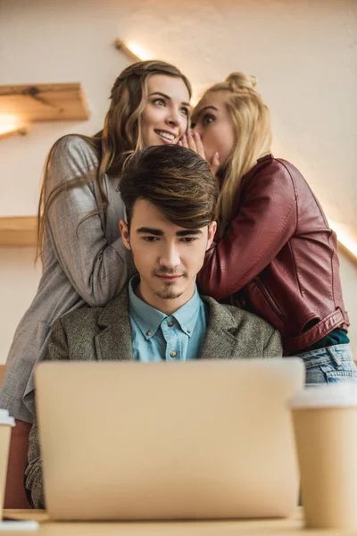 Mädchen tratschen im Café — Stockfoto