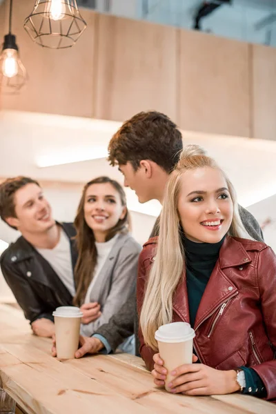 Amici in piedi con il caffè — Foto stock