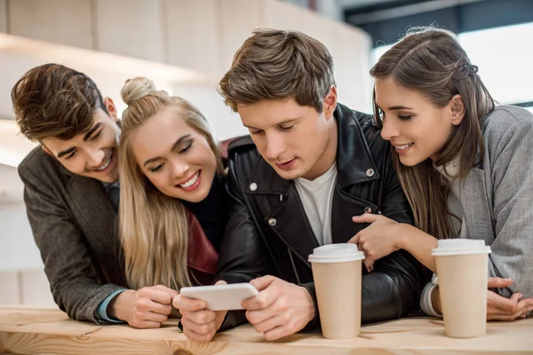 Freunde schauen aufs Smartphone — Stockfoto