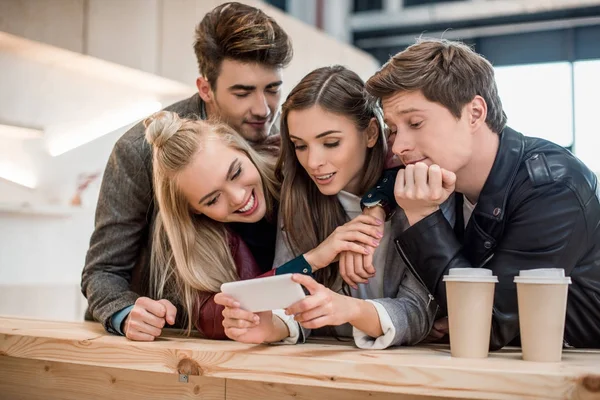 Freunde schauen aufs Smartphone — Stockfoto