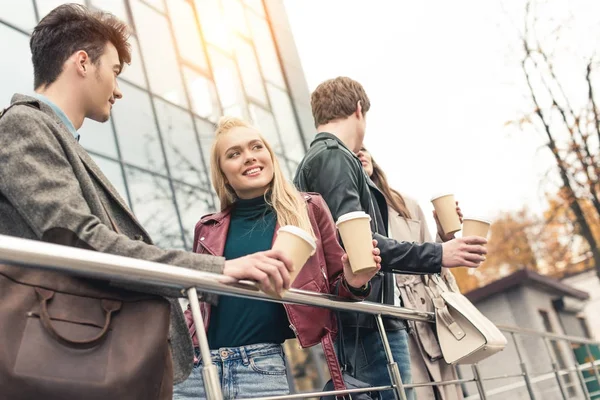 Deux couples avec tasses à café jetables — Photo de stock